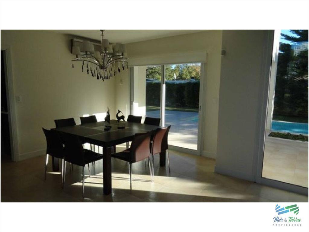 Vendo casa de 4 dormitorios con piscina en barrio