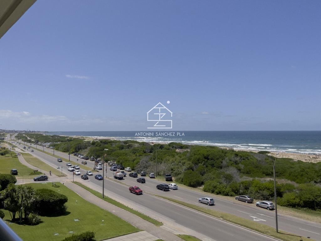 Apartamento ubicado frente al mar. 3 dorm + dependencia