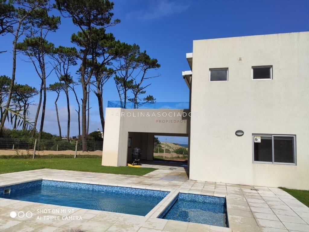 Casa de 3 dormitorios en venta con piscina y vista al mar,