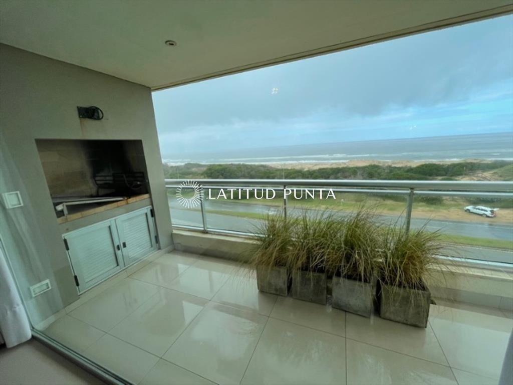 Apartamento en Brava, 3 suites más dependencia