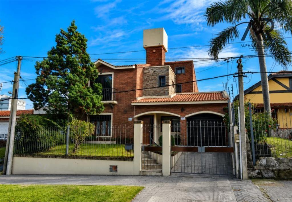 Casa en Venta en Malvín con Cochera, Barbacoa, Apartamen...
