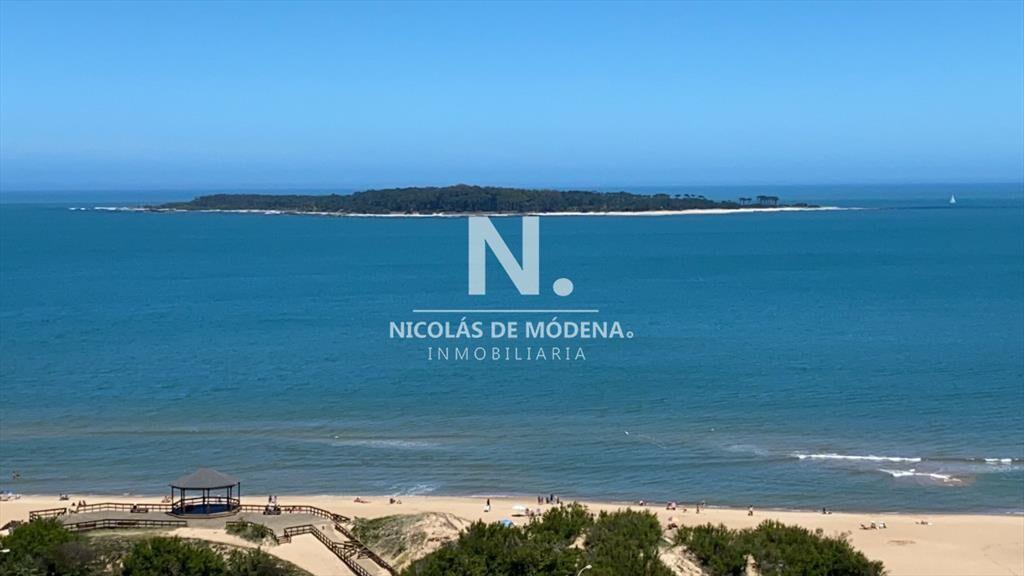 Departamento con vista a playa Masa en venta.
