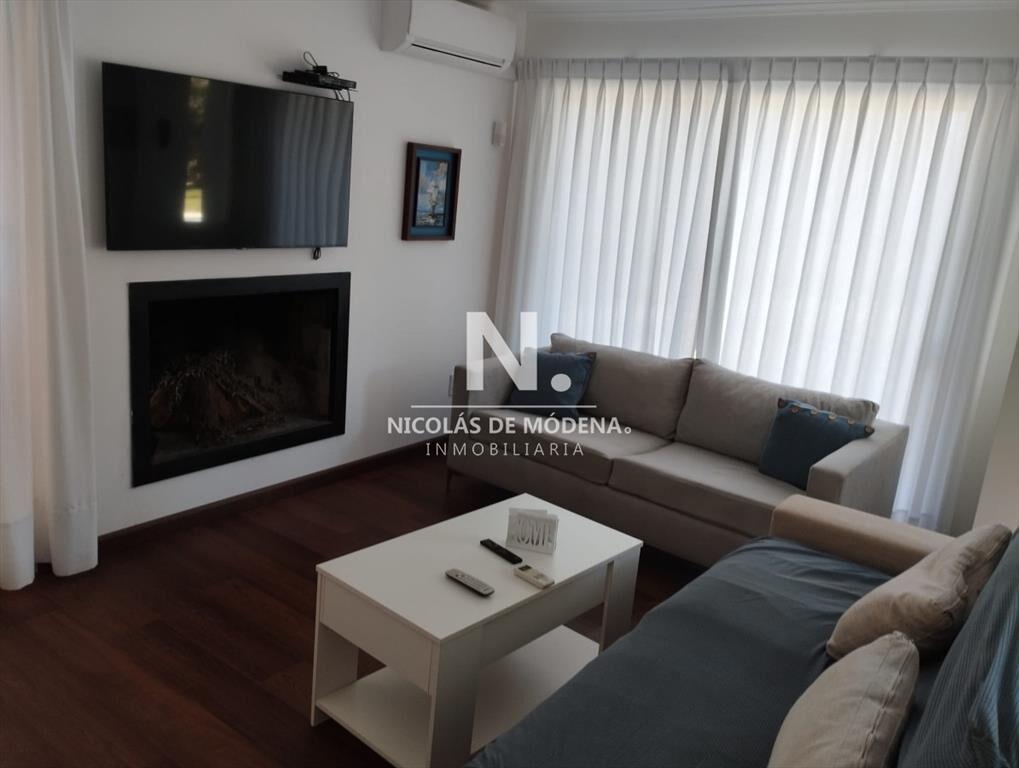 En venta casa en Solanas, de 4 dormitorios con y
