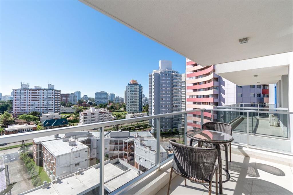 Moderno Apartamento de Dos Dormitorios en Venta Punta del E