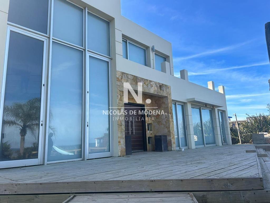 Vende casa tipo cabaña de 3 dormitorios en el