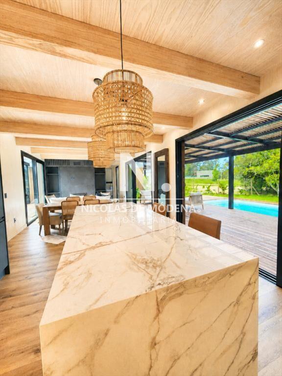 Hermosa casa de moderno diseño en venta en barrio privado