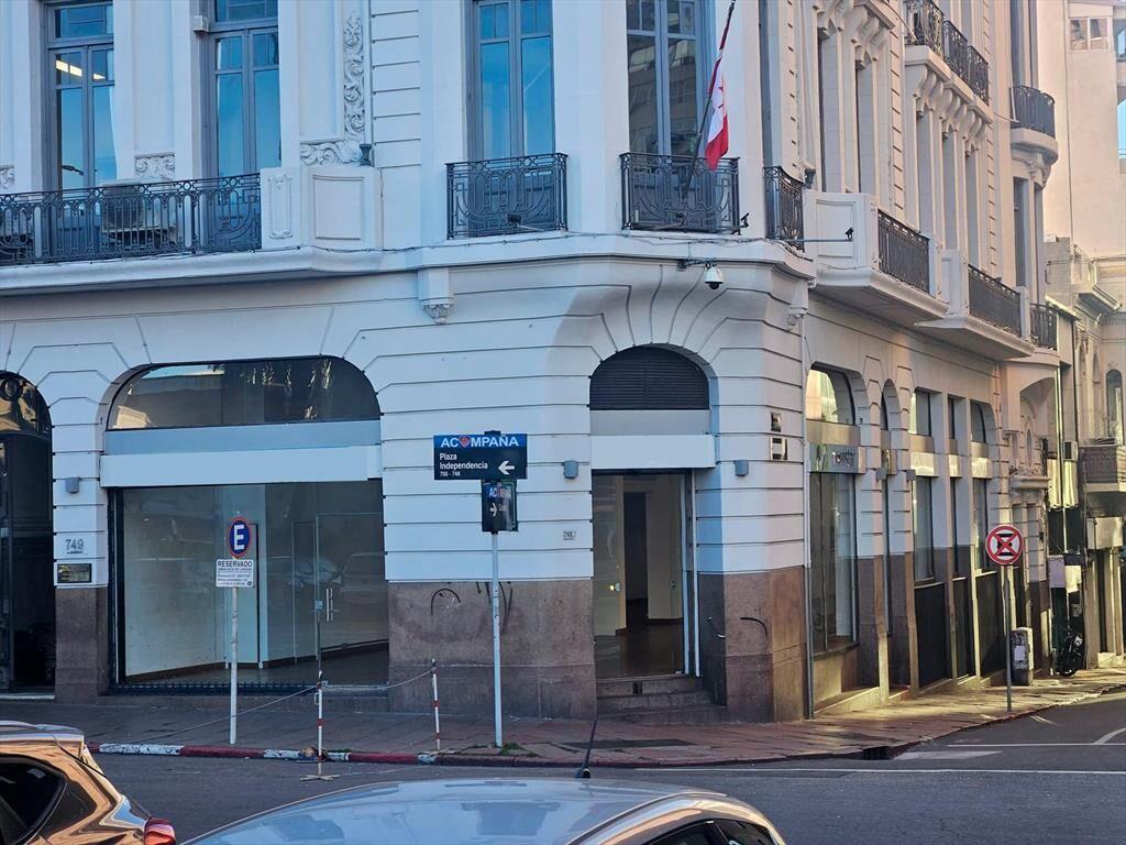 Plaza Independencia , gran esquina, 400 m2 , 15 mts de fren