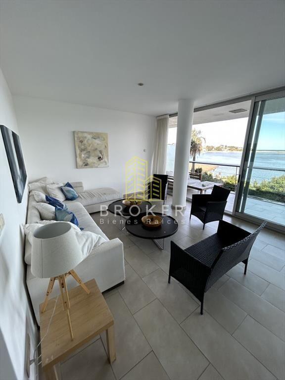 Venta de espectacular apartamento de 3 dorm. en .