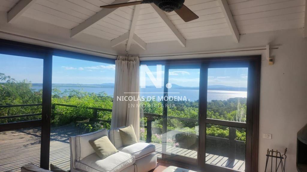 Vende casa de 4 dormitorios con vista a la laguna
