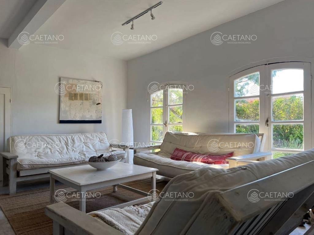 Amplia casa a la venta en Punta del Este de 6 dormitorios e