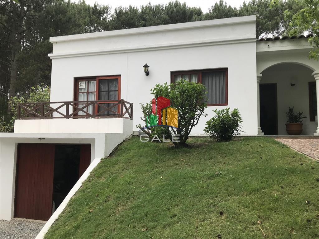 GRADABLE CASA EN ZONA MUY TRANQUILA Y ARBOLADA