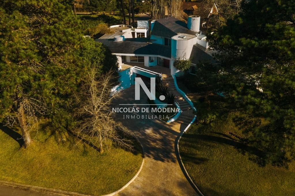 En venta casa en Lugano de 4 dormitorios, con piscina y par