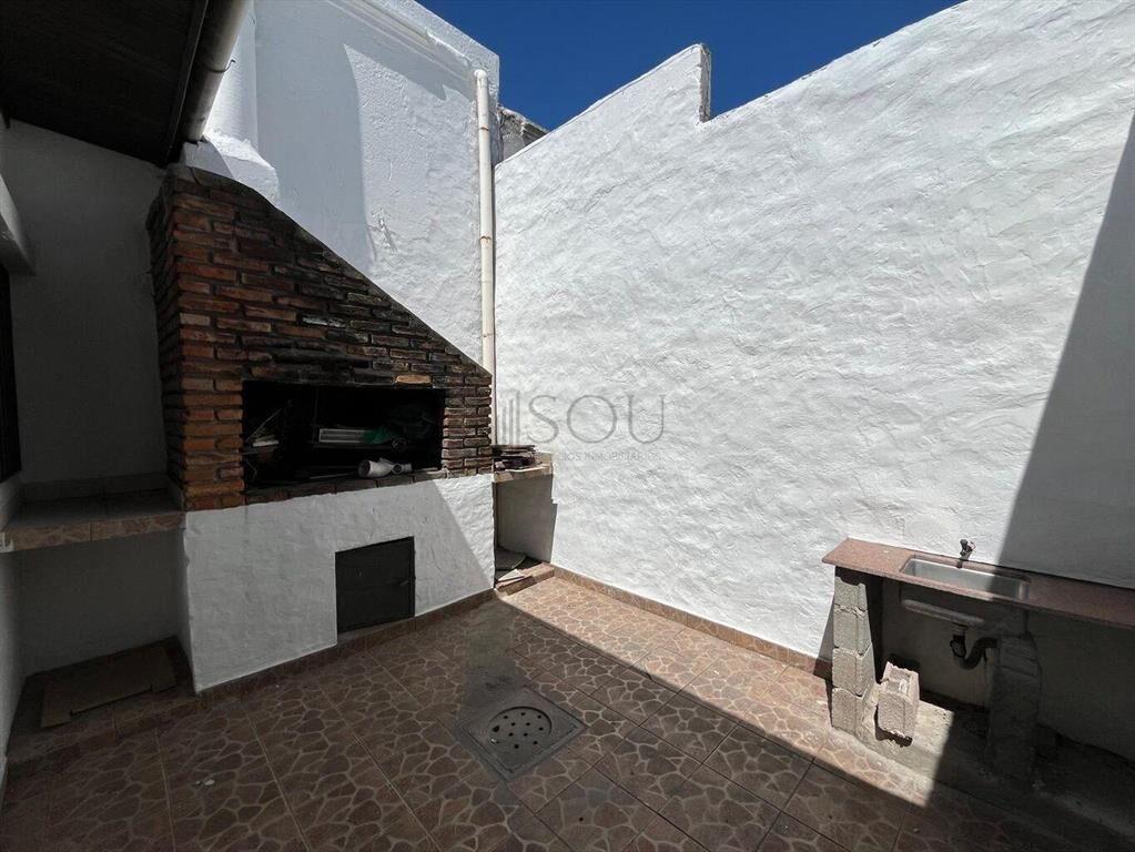 VENDE CASA 4 DORMITORIOS, PATIO CON PARRILLERO PASO MOLINO