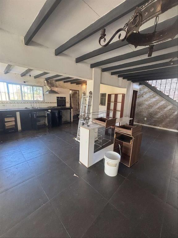 Terreno de 7 hectáreas con tres casas y otras mejoras.