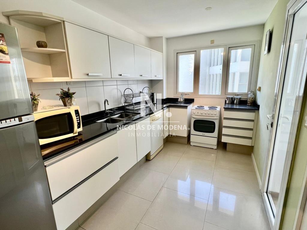 Vende Lujoso departamento de 4 suites en Brava