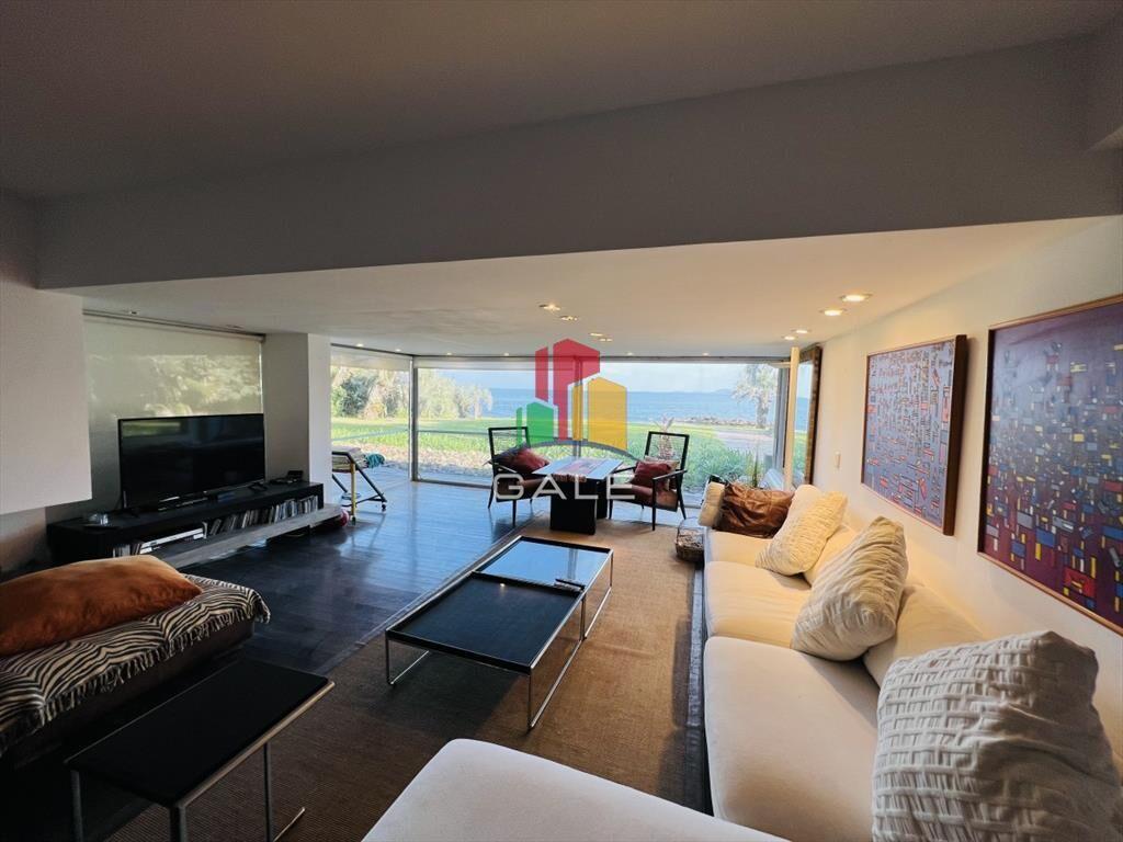 Venta de destacado apartamento en Punta Ballena,