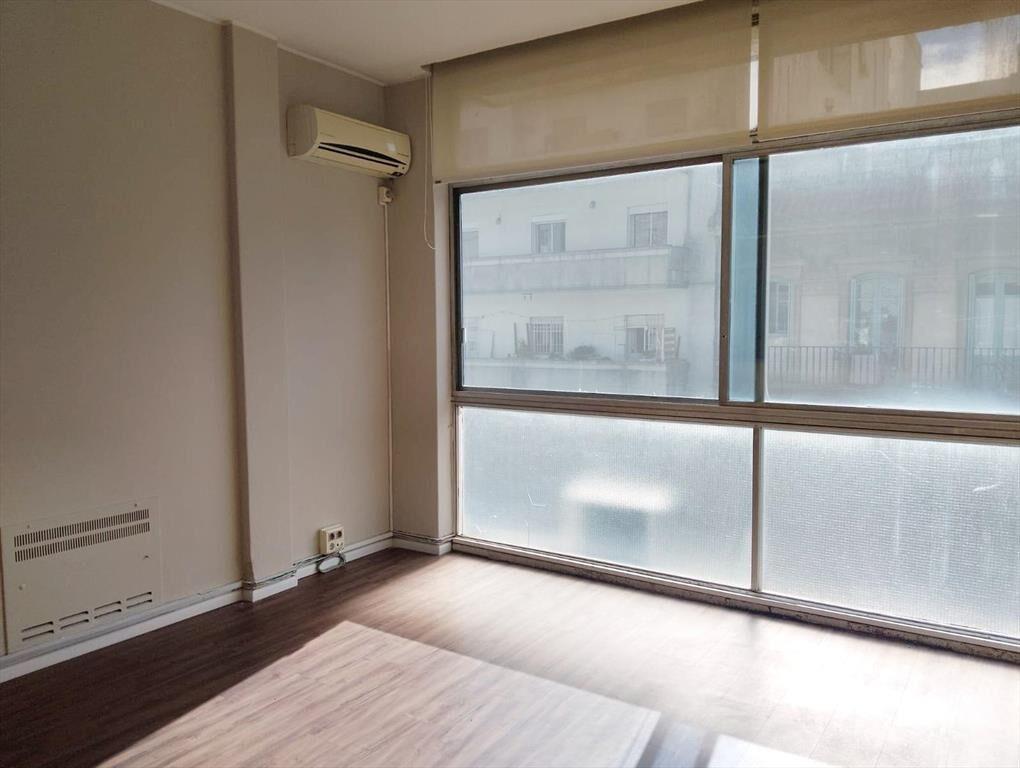 Alquiler Oficina con dos espacio definidos y salón amplio e