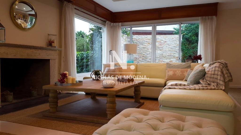 VENDE EXCELENTE CASA DE 4 DORMITORIOS EN PLAYA MANSA, PUNTA