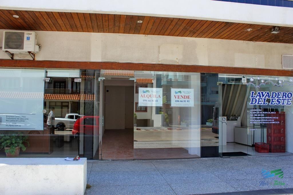 En venta Local a la calle con baño en Peninsula,