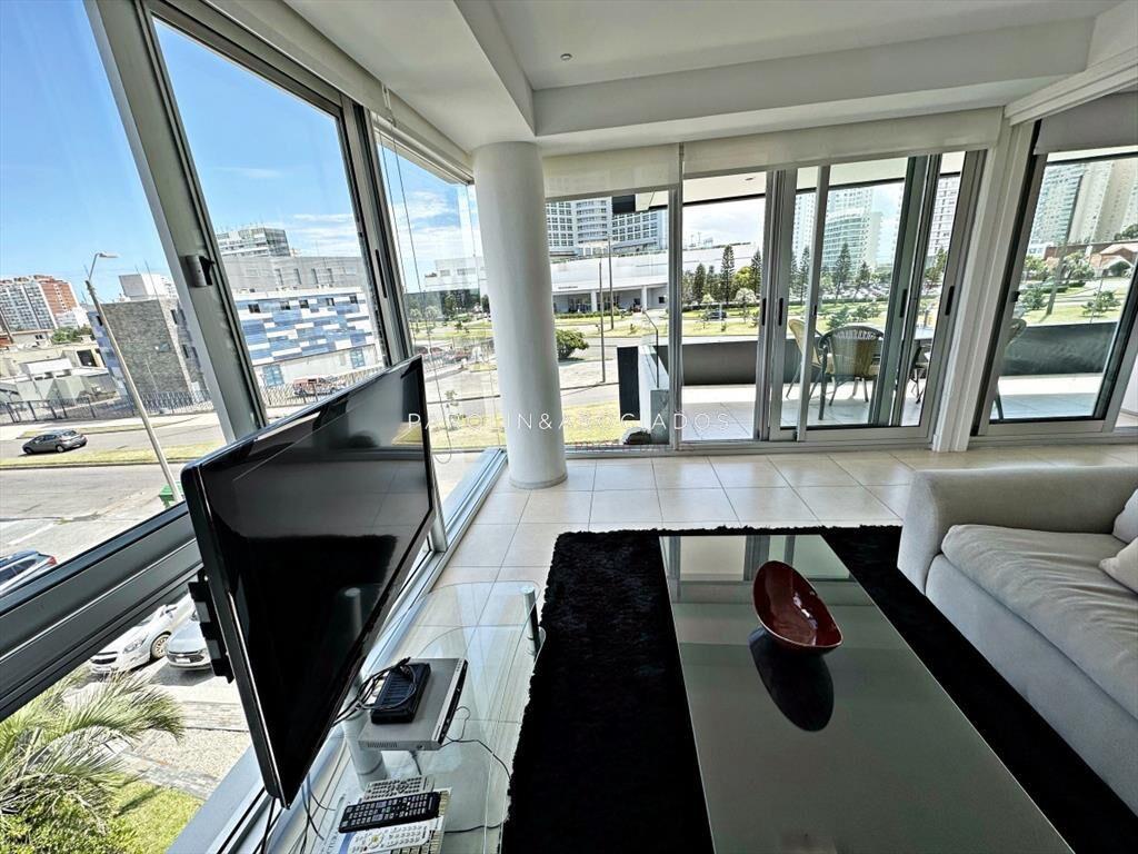 Exclusivo apartamento en edificio con servicios, a pasos de