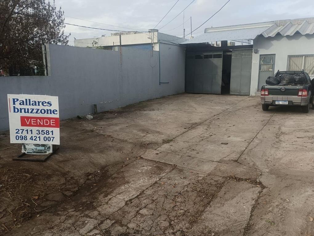 Gran ubicación J. P. Varela y S. Panza, terreno con mejoras
