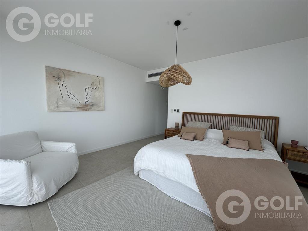 Venta de apartamento de 3 dormitorios y pileta privada en M