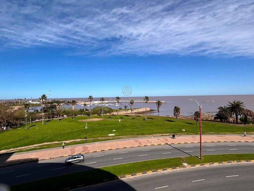 BR ARTIGAS Y RAMBLA! 140 MTS. FRENTE AL GOLF! TODO RECI...