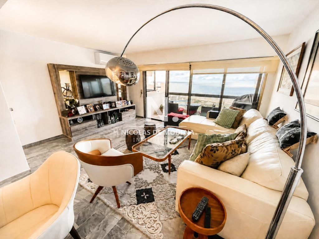Apartamento en Venta, 3 dormitorios y servicio, en Playa Br