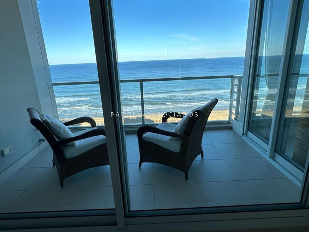 Apartamento en venta en edificio Le Parc I, Punta