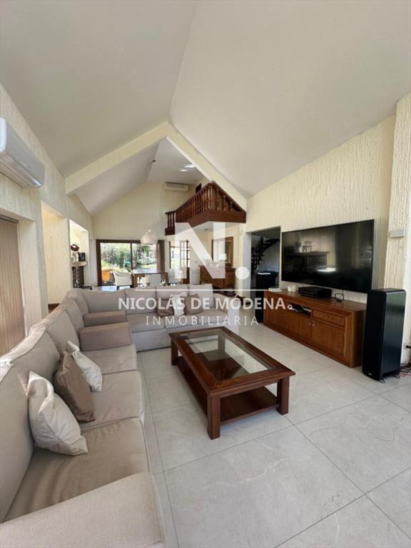 Hermosa casa en venta en Punta del Este de 7 dormitorios