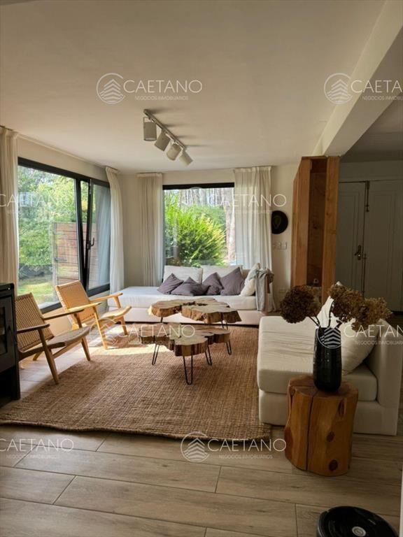 Alquilo Espectacular Casa de 4 dormitorios + en -