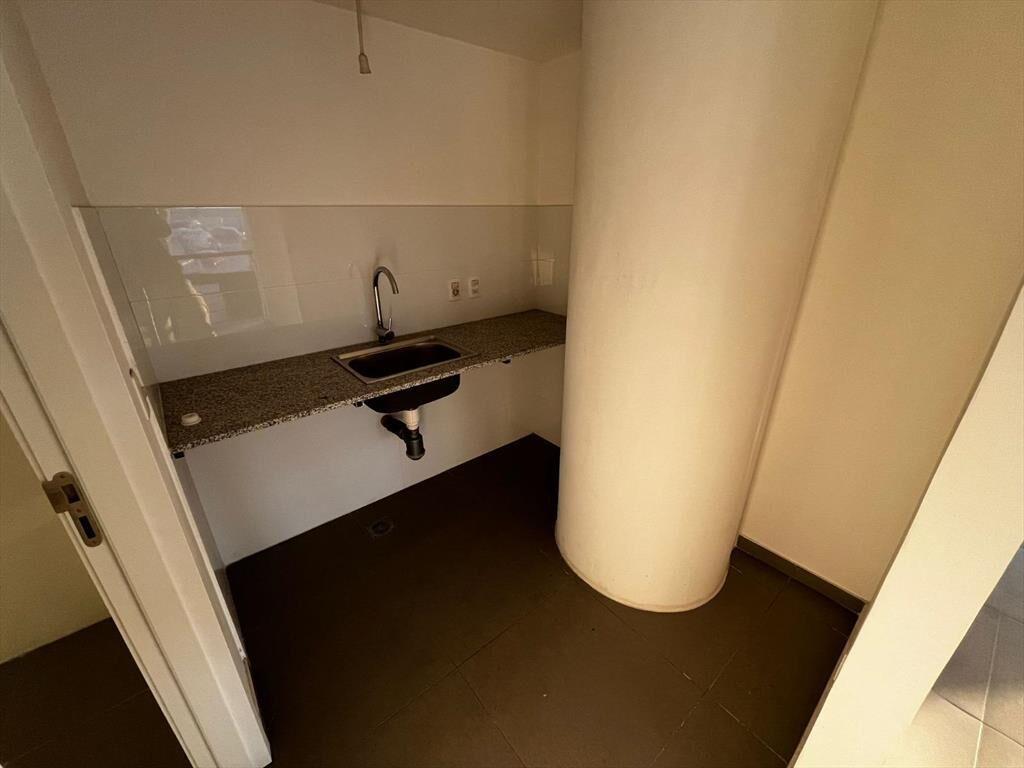 La paz esq. Julio Herrera, 220 m2 de salon, 17 de frente, a