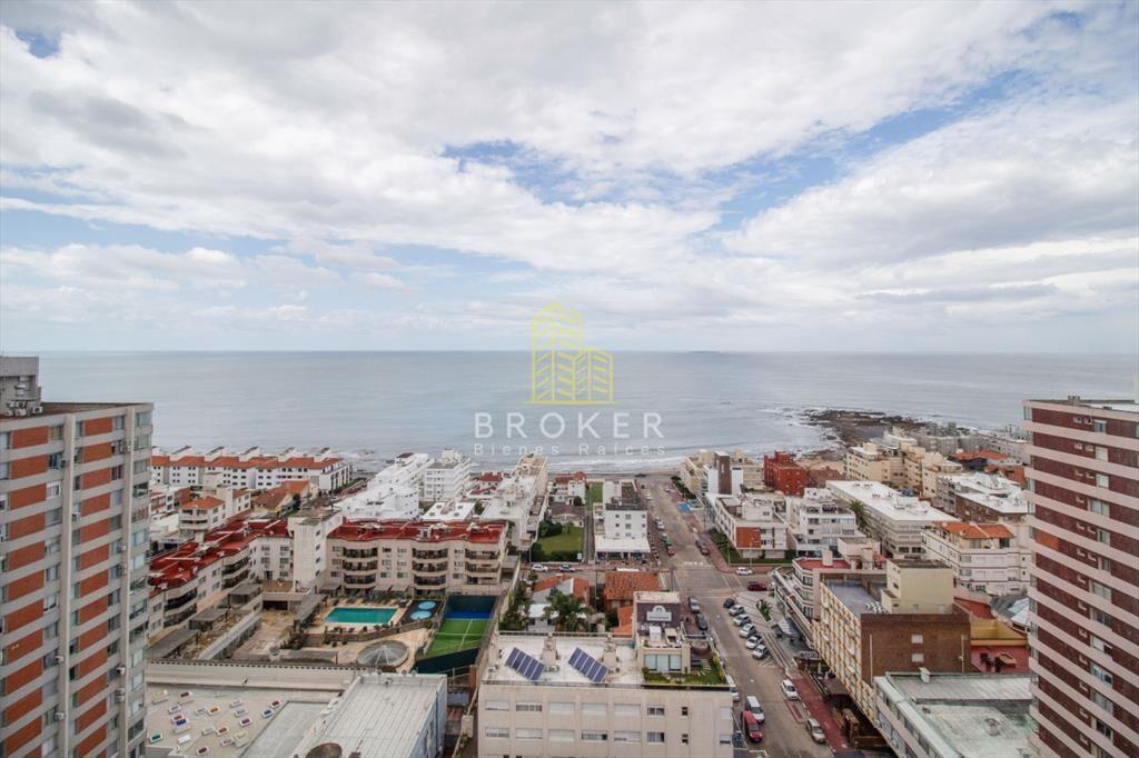 Venta de apartamento de tres dormitorios en Punta