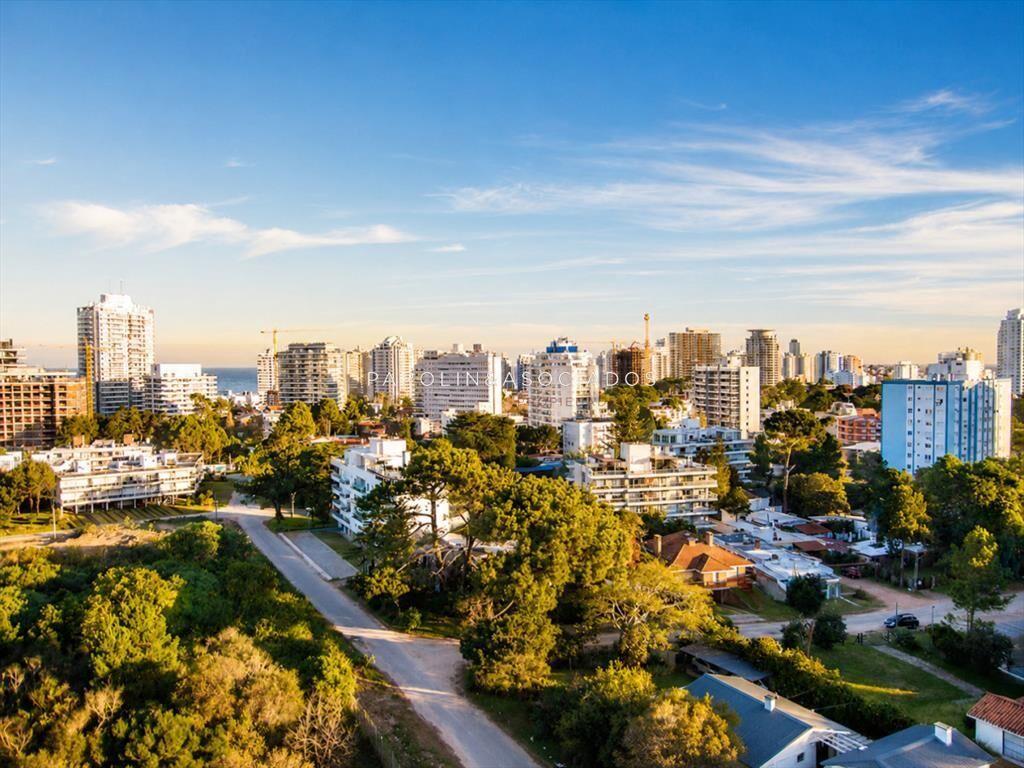 Vende apartamento de 3 dormitorios en Punta del