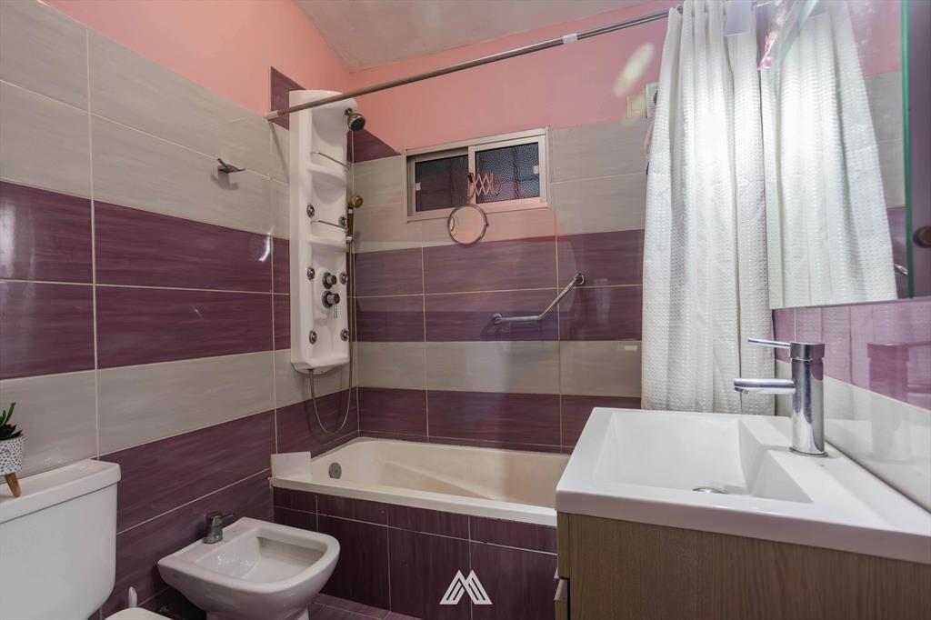 Venta 2 casas en Maroñas con cochera y gran salón