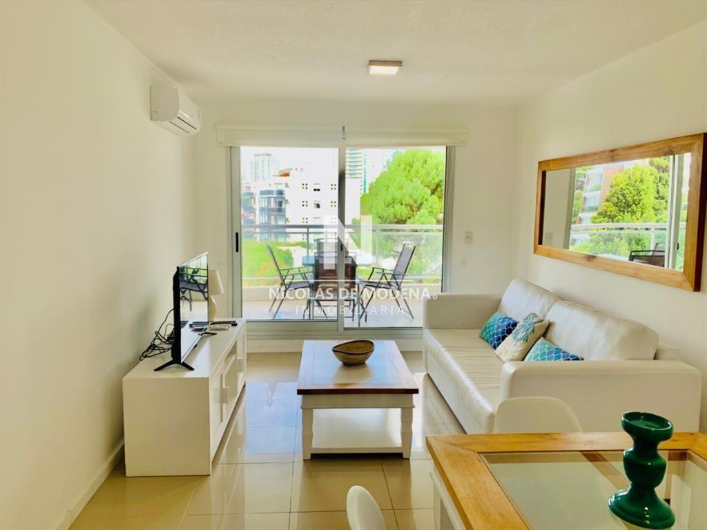 apartamento en zona de Aidy Grill, con parrillero propio