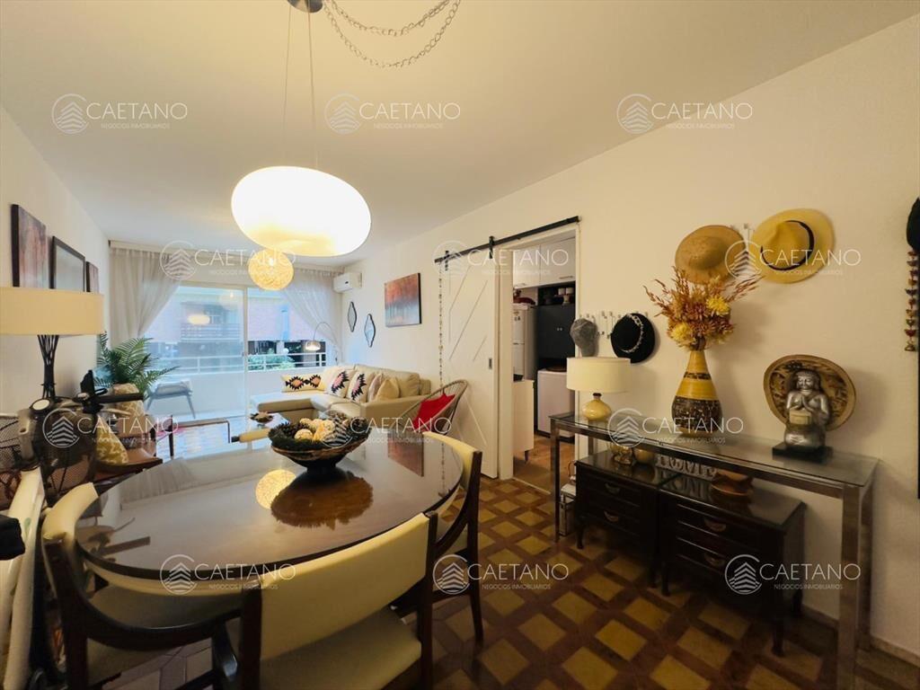 Venta apartamento de 2 dormitorios, con balcón. Playa mans
