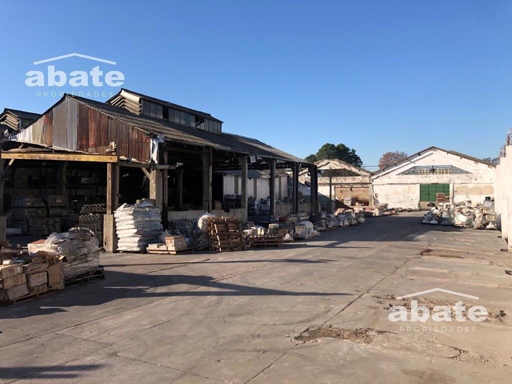 Gran local para depósito. Terreno de 8.089 m2 con salida a