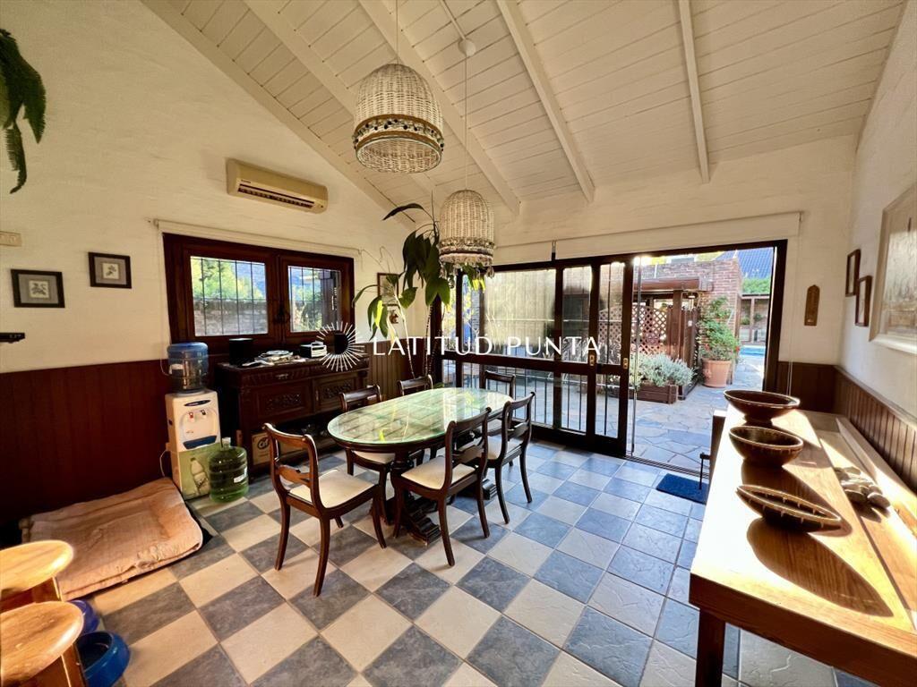 Casa de 4 dormitorios. Roosevelt