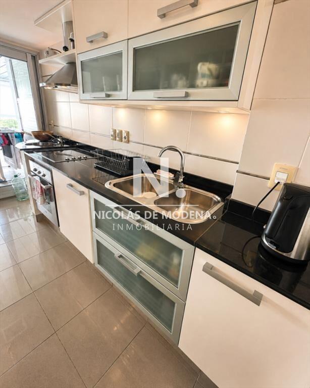 Vende Apartamento de 2 dormitorios con vista parcial al mar
