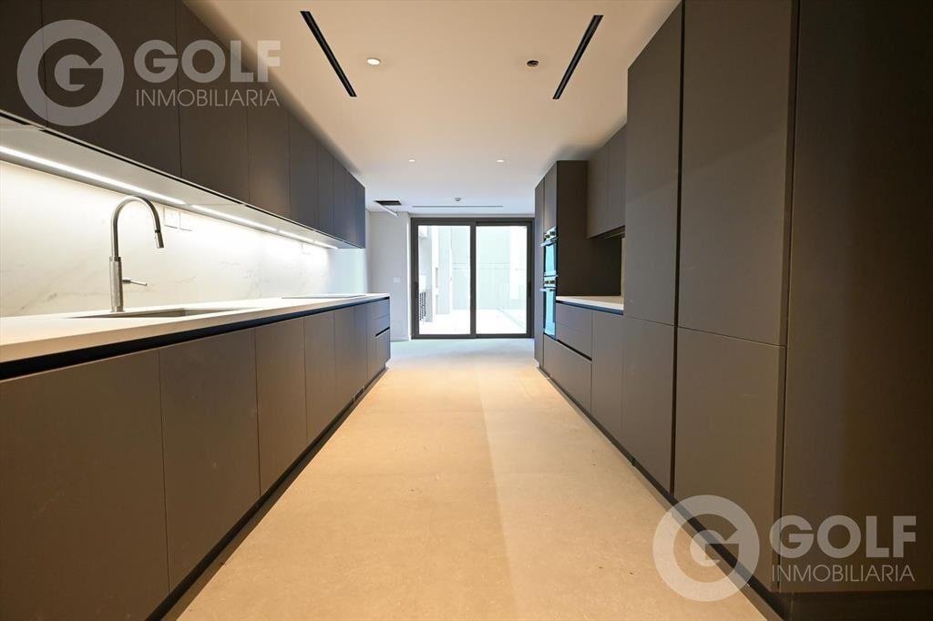 Venta de apartamento 3 dormitorios con servicio y cochera e