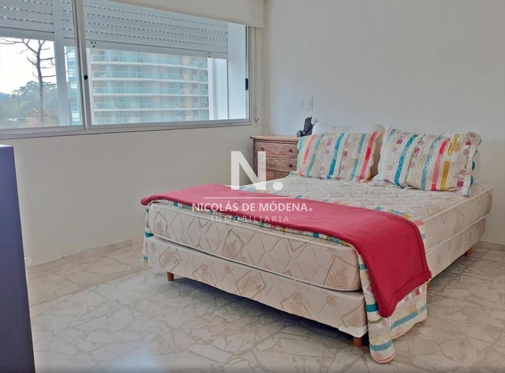 Departamento de 3 dormitorios y dependencia en