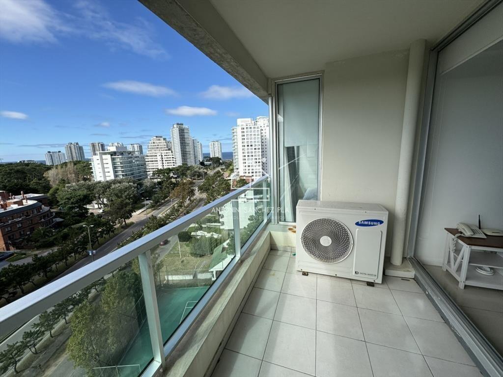 Hermoso apartamento en Av. Roosevelt - Punta del