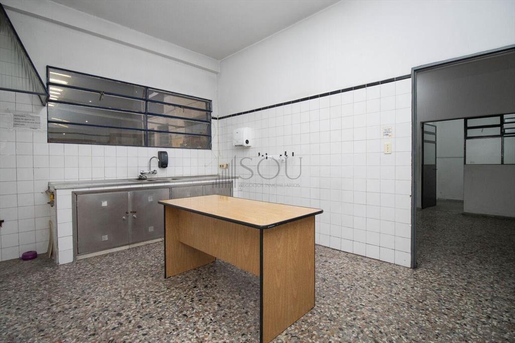 Venta depósito y local industrial con parking en Sayago