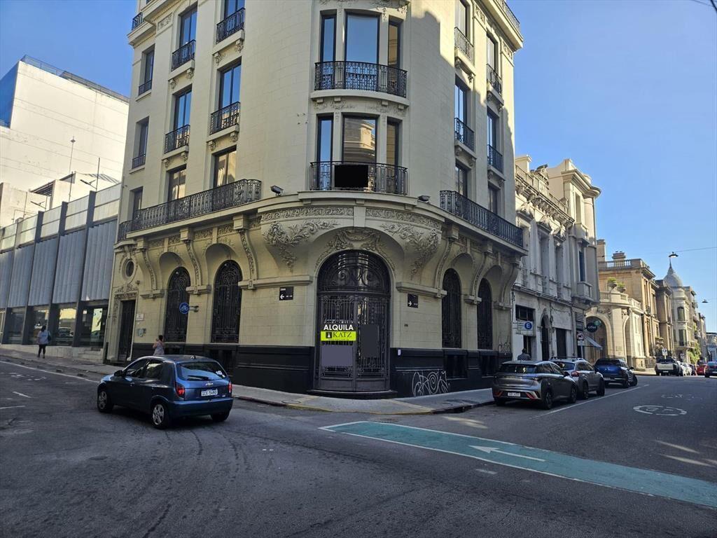 25 de mayo y Zabala, gran esquina, 27 mts de frente, 245 m2