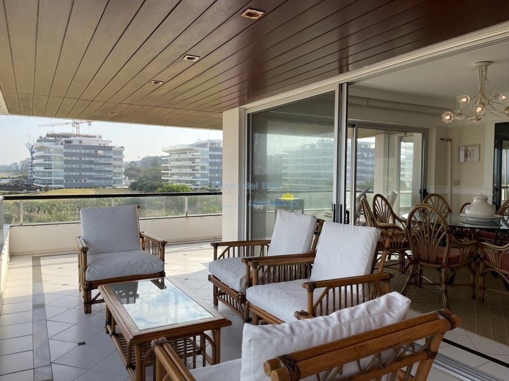 Amplio apartamento en primera línea