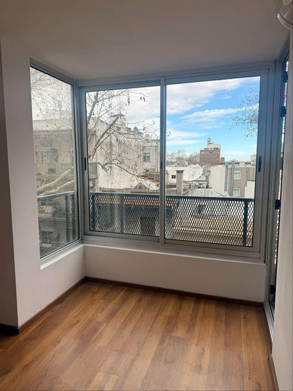Apartamento en alquiler 2 dormitorios y balcón al frente, a