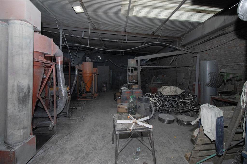 Venta Dos Galpones y dos casas en un padrón