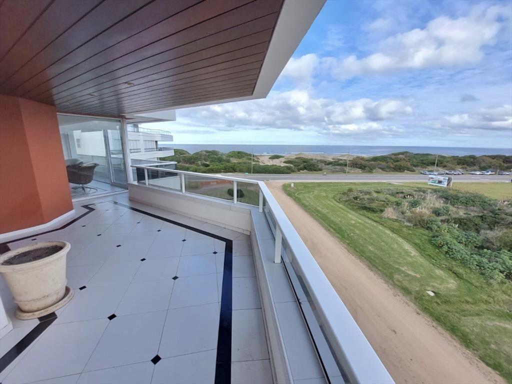 VENTA APARTAMENTO 6 DORMITORIOS - AGUAS AZULES