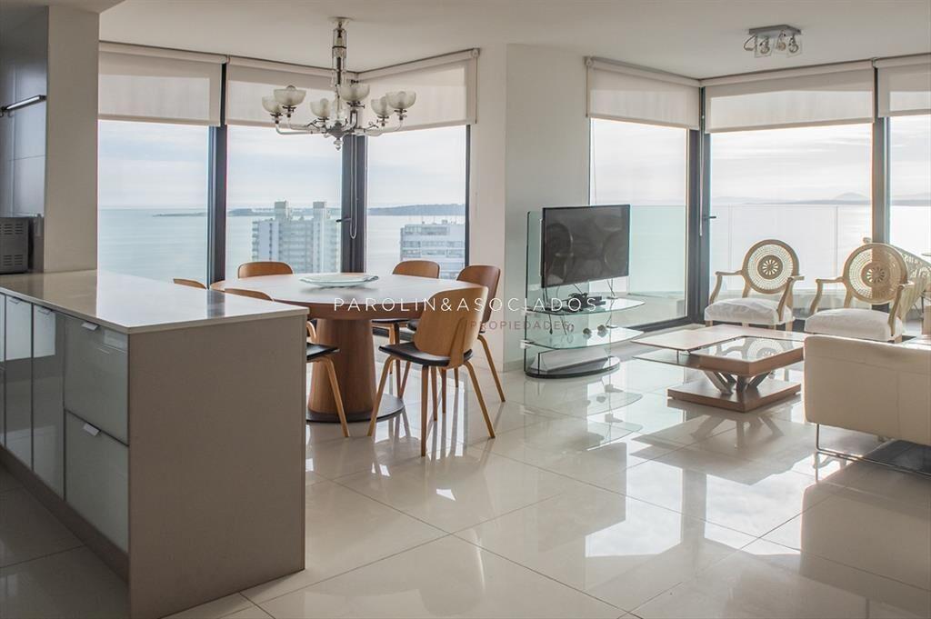 Piso alto con vistas panoramicas de Playa Mansa.